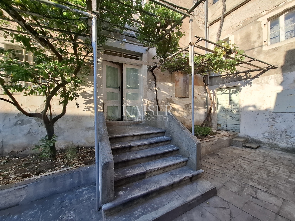 Mali Lošinj, grande casa in pietra nel centro storico