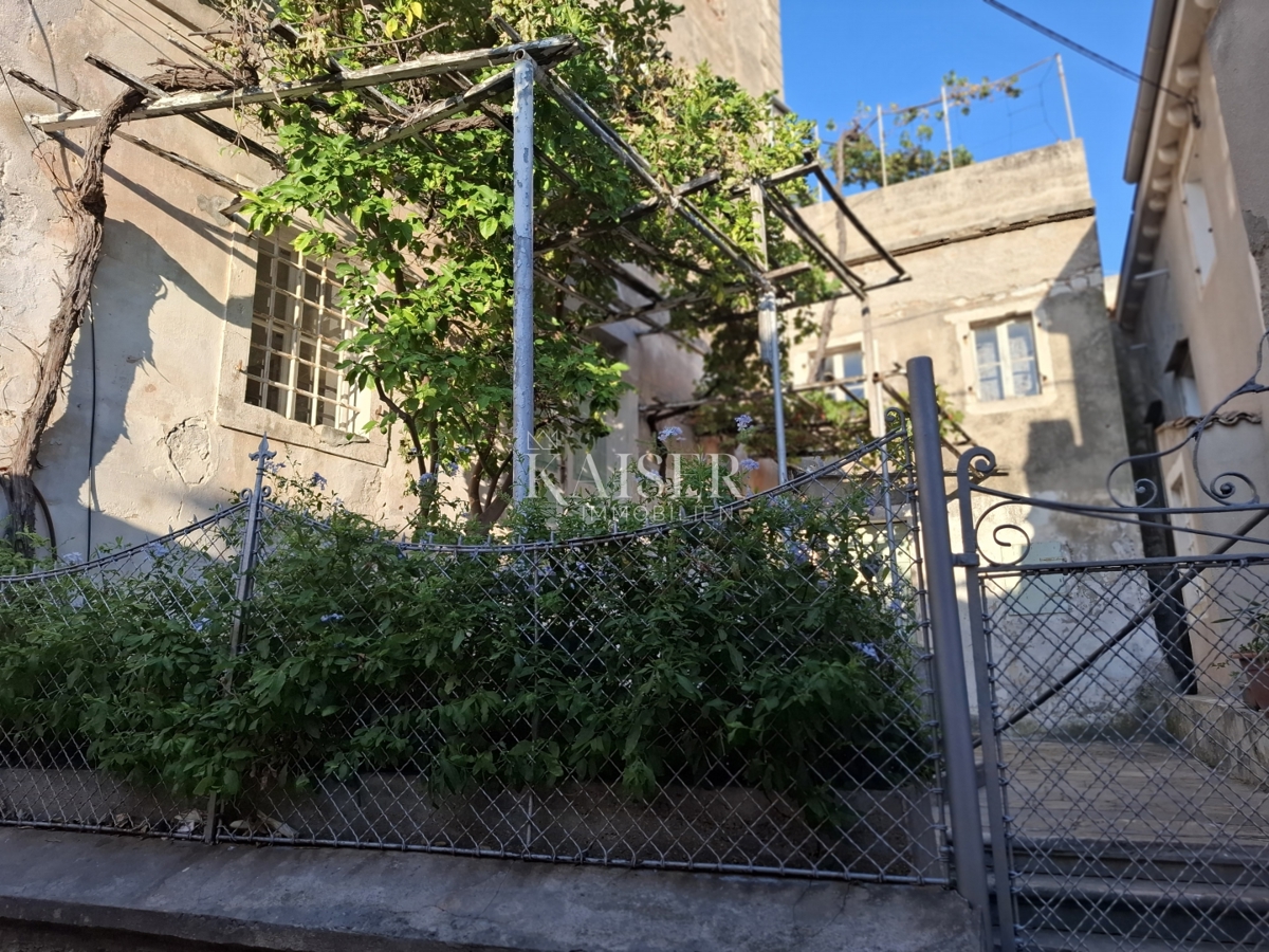 Mali Lošinj, grande casa in pietra nel centro storico