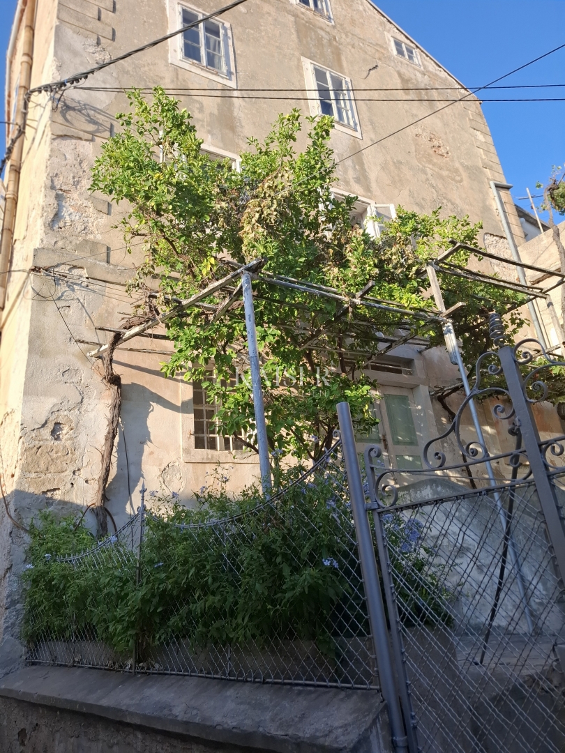 Mali Lošinj, grande casa in pietra nel centro storico