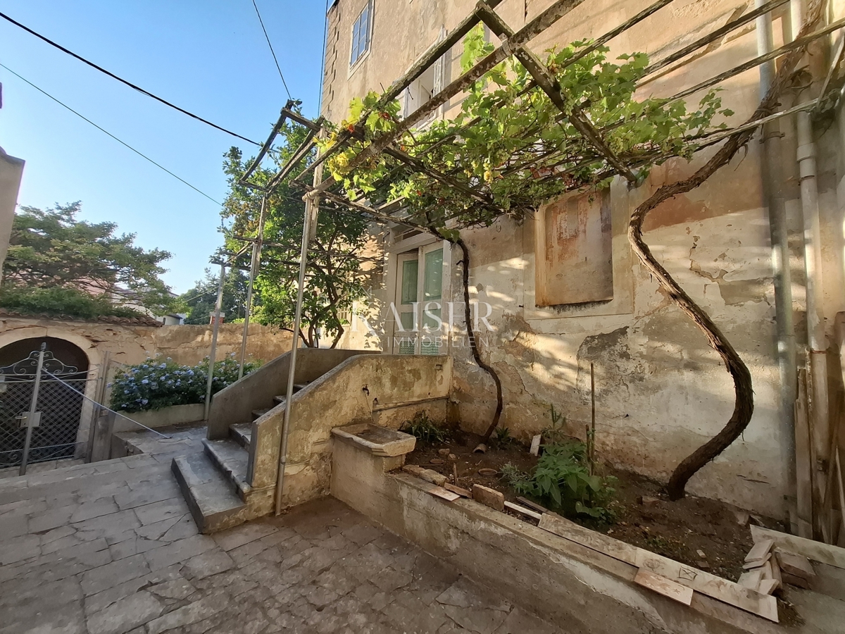 Mali Lošinj, grande casa in pietra nel centro storico