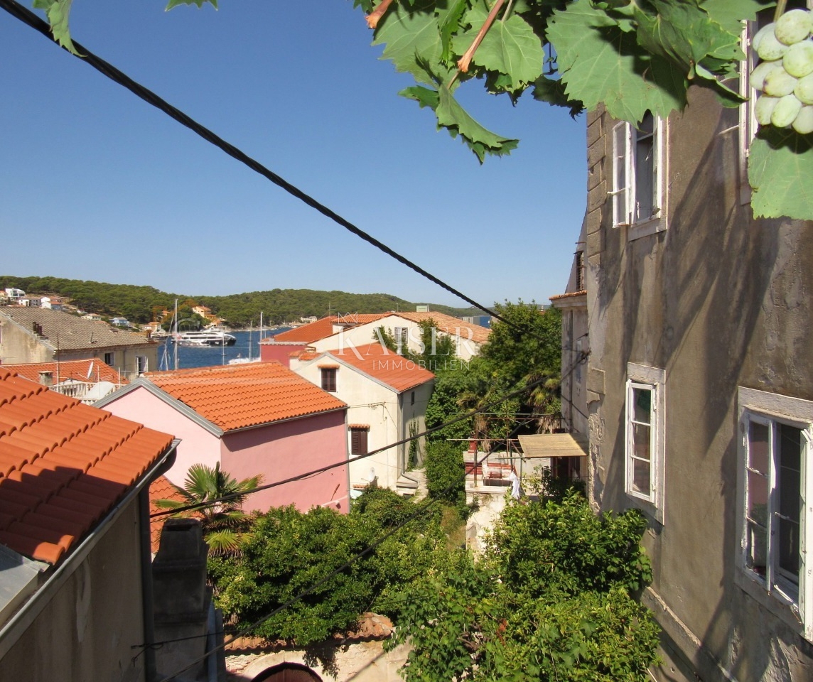 Mali Lošinj, grande casa in pietra nel centro storico