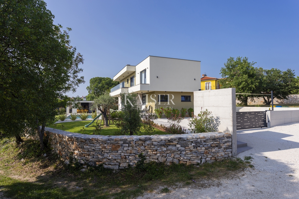 Istria, Svetvincenat - bellissima villa moderna con piscina