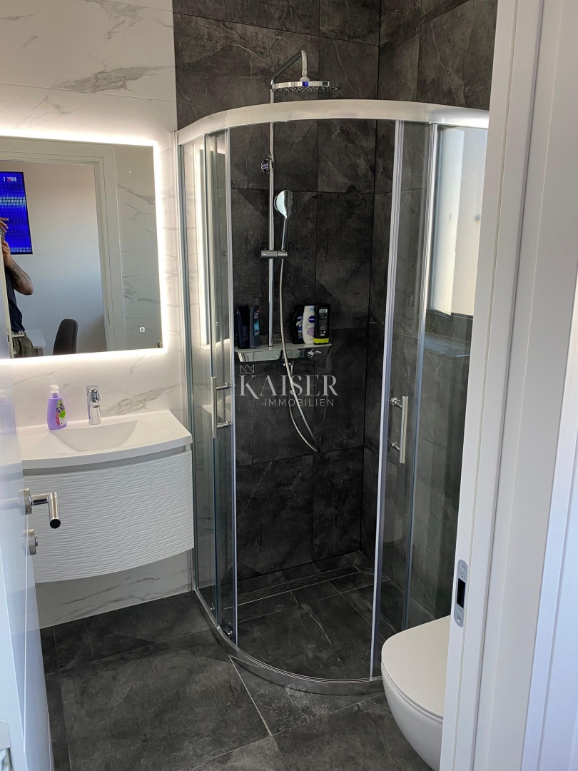 SRIMA, VODICE – APPARTAMENTO DI LUSSO CON DUE CAMERE DA LETTO, A 50 M DALLA SPIAGGIA