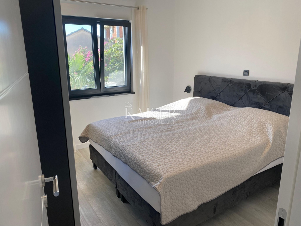 SRIMA, VODICE – APPARTAMENTO DI LUSSO CON DUE CAMERE DA LETTO, A 50 M DALLA SPIAGGIA