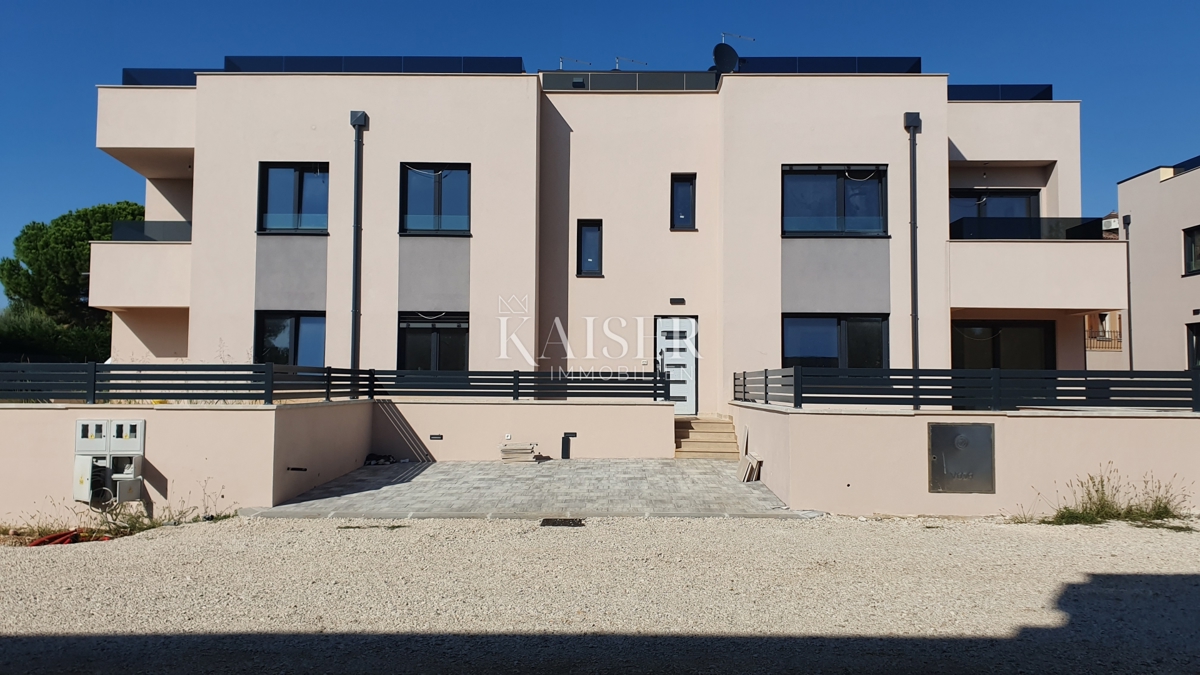 Istria - Parenzo, appartamento con tre camere da letto al piano terra a 1 km dal mare