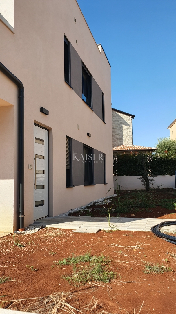 Istria - Parenzo, appartamento con tre camere da letto al piano terra a 1 km dal mare