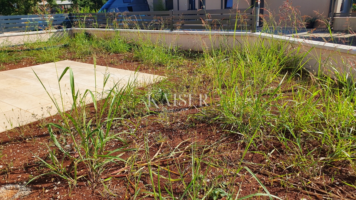 Istria - Parenzo, appartamento con tre camere da letto al piano terra a 1 km dal mare