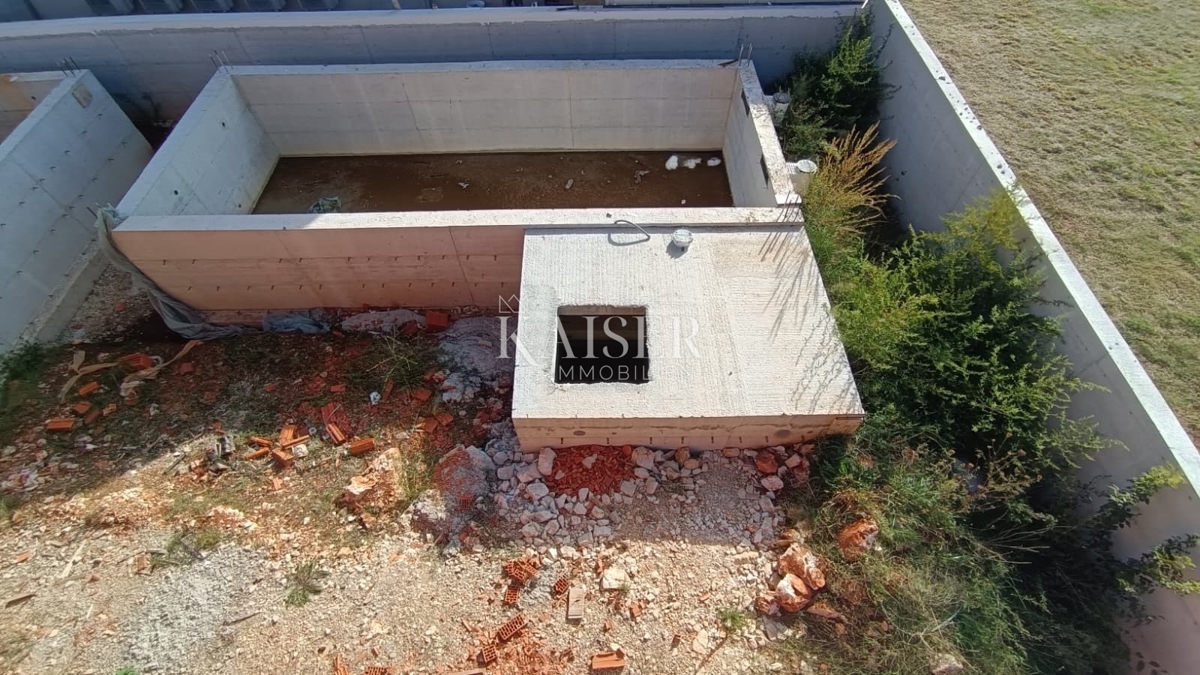 Istria, Pola - moderna casa bifamiliare di 120m2 con piscina e terrazza