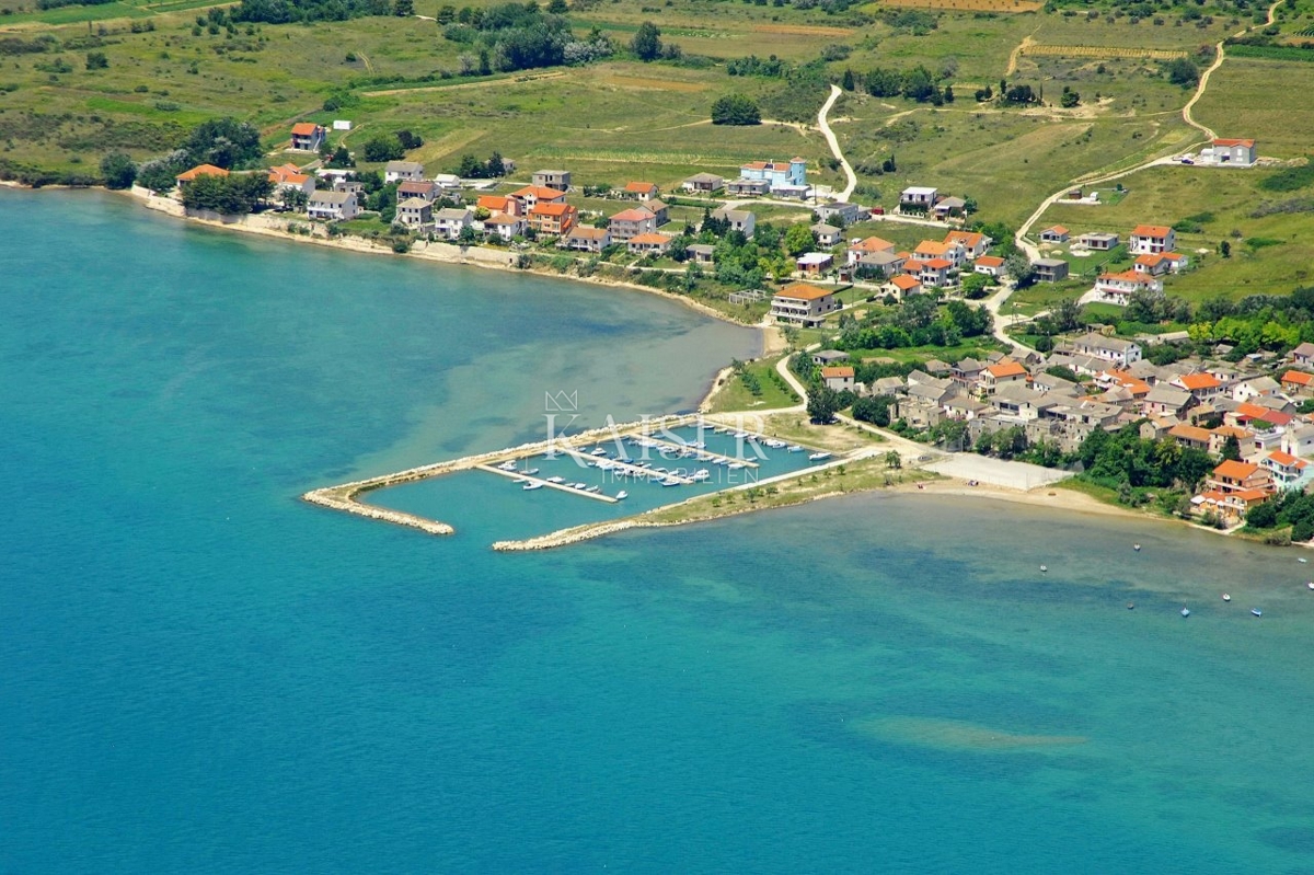 Zara, Ljubač - pronto per la costruzione, terreno attraente con permesso di costruzione a 250 m dalla spiaggia sabbiosa