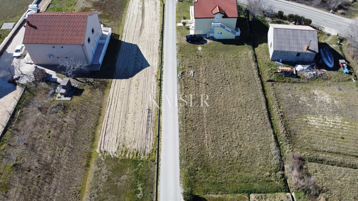 Zara, Ljubač - pronto per la costruzione, terreno attraente con permesso di costruzione a 250 m dalla spiaggia sabbiosa