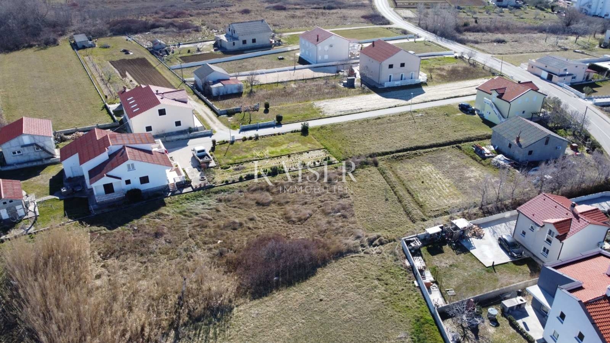 Zara, Ljubač - pronto per la costruzione, terreno attraente con permesso di costruzione a 250 m dalla spiaggia sabbiosa