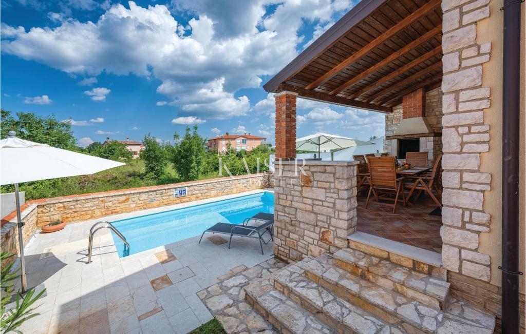 Istria, Umago, casa bifamiliare con piscina, a 300 metri dal mare