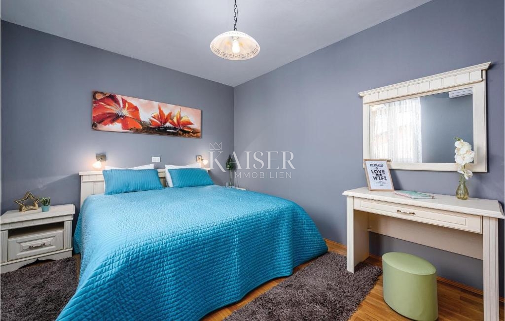 Istria, Umago, casa bifamiliare con piscina, a 300 metri dal mare