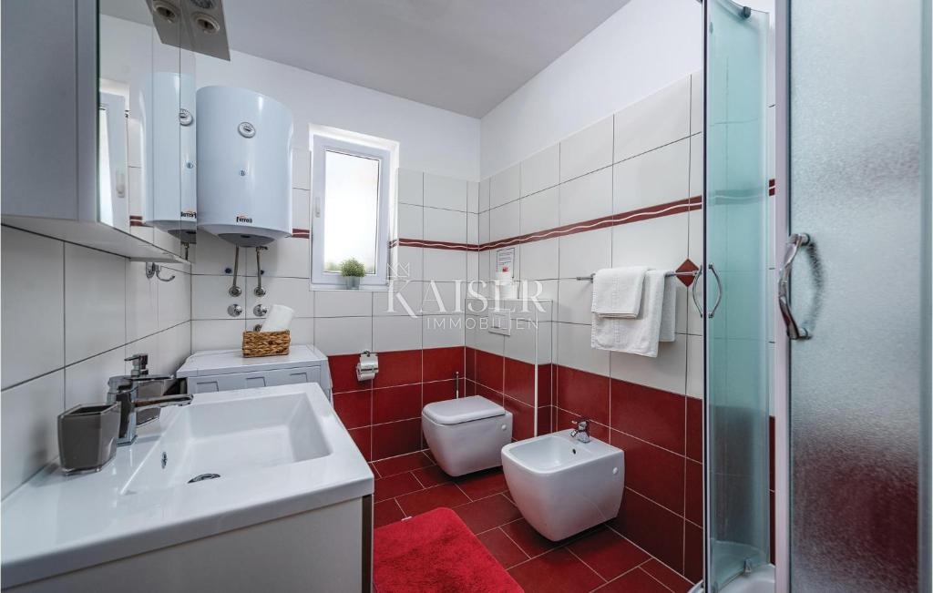 Istria, Umago, casa bifamiliare con piscina, a 300 metri dal mare