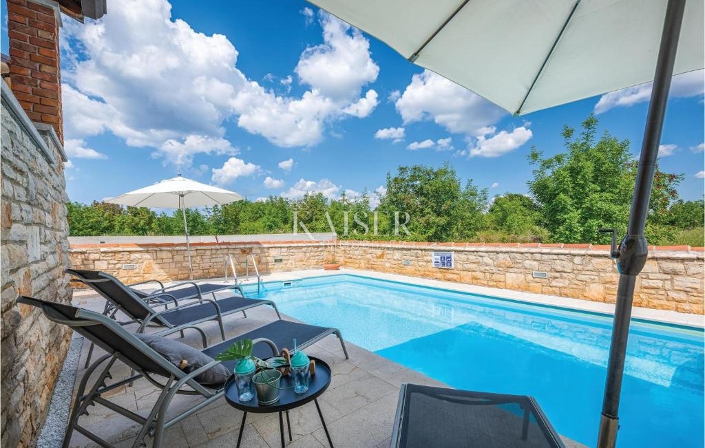 Istria, Umago, casa bifamiliare con piscina, a 300 metri dal mare