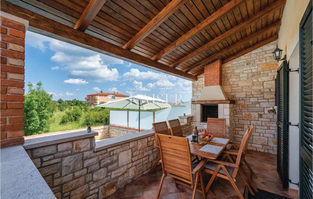 Istria, Umago, casa bifamiliare con piscina, a 300 metri dal mare