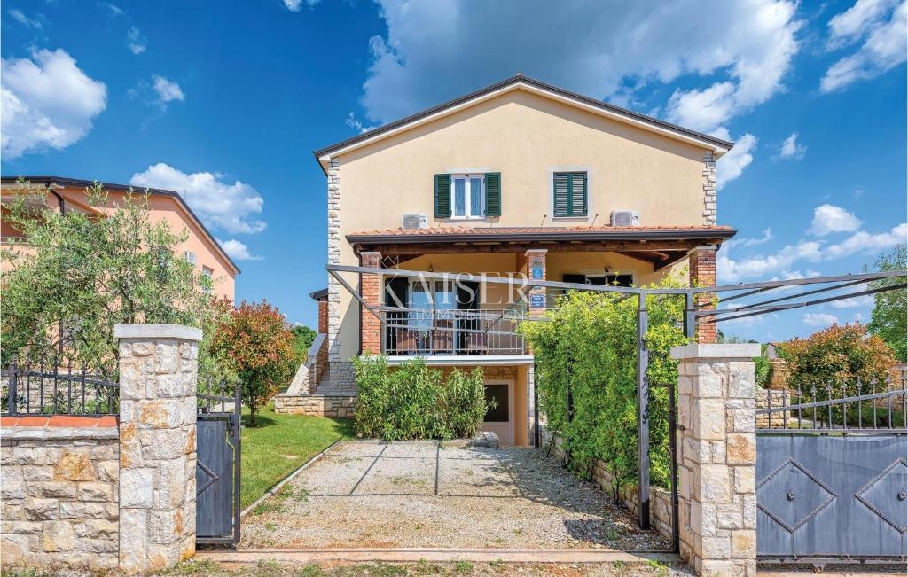 Istria, Umago, casa bifamiliare con piscina, a 300 metri dal mare