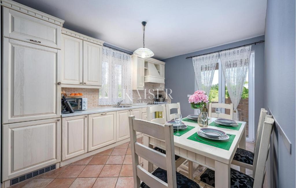 Istria, Umago, casa bifamiliare con piscina, a 300 metri dal mare