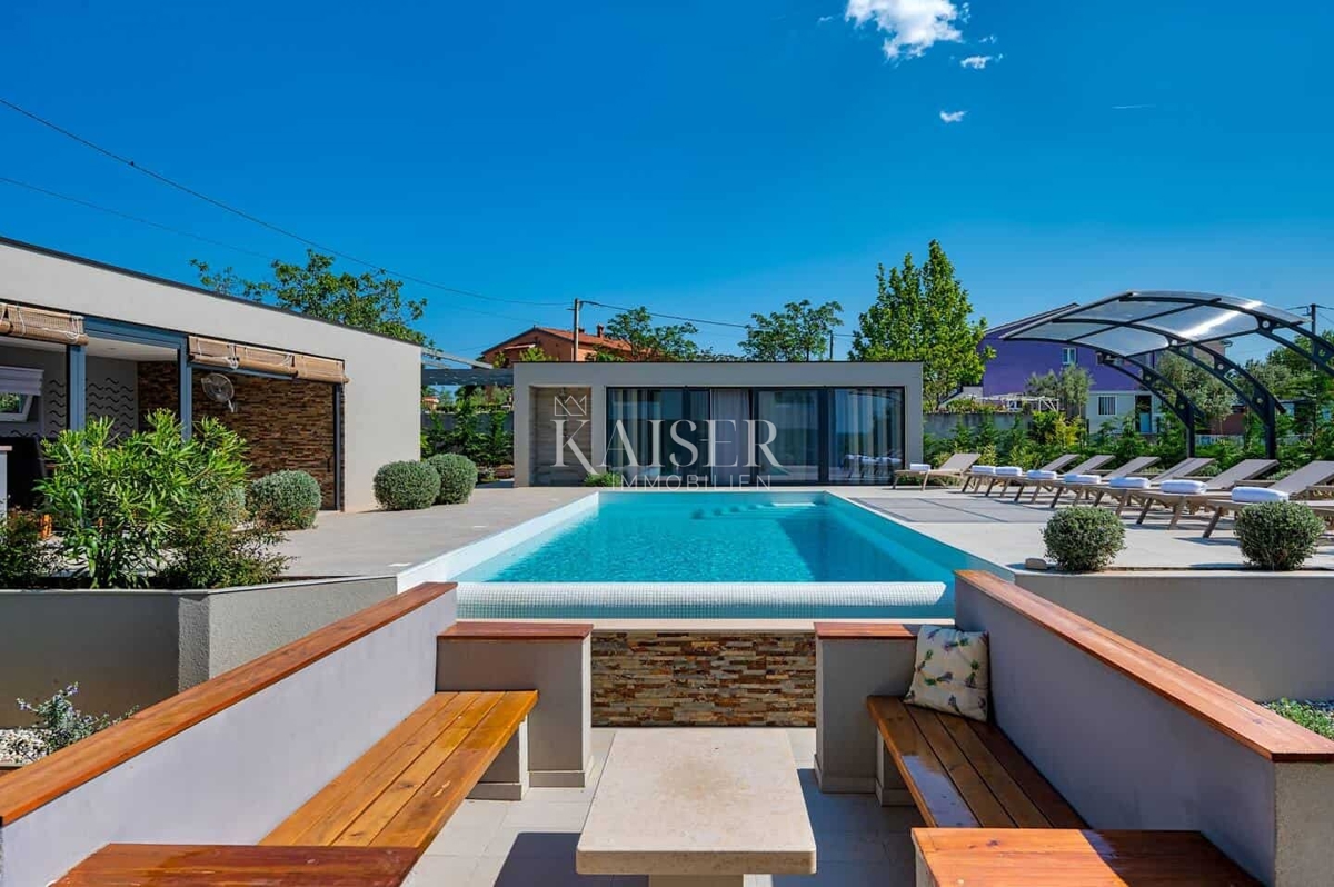 Casa con piscina vicino a Dignano