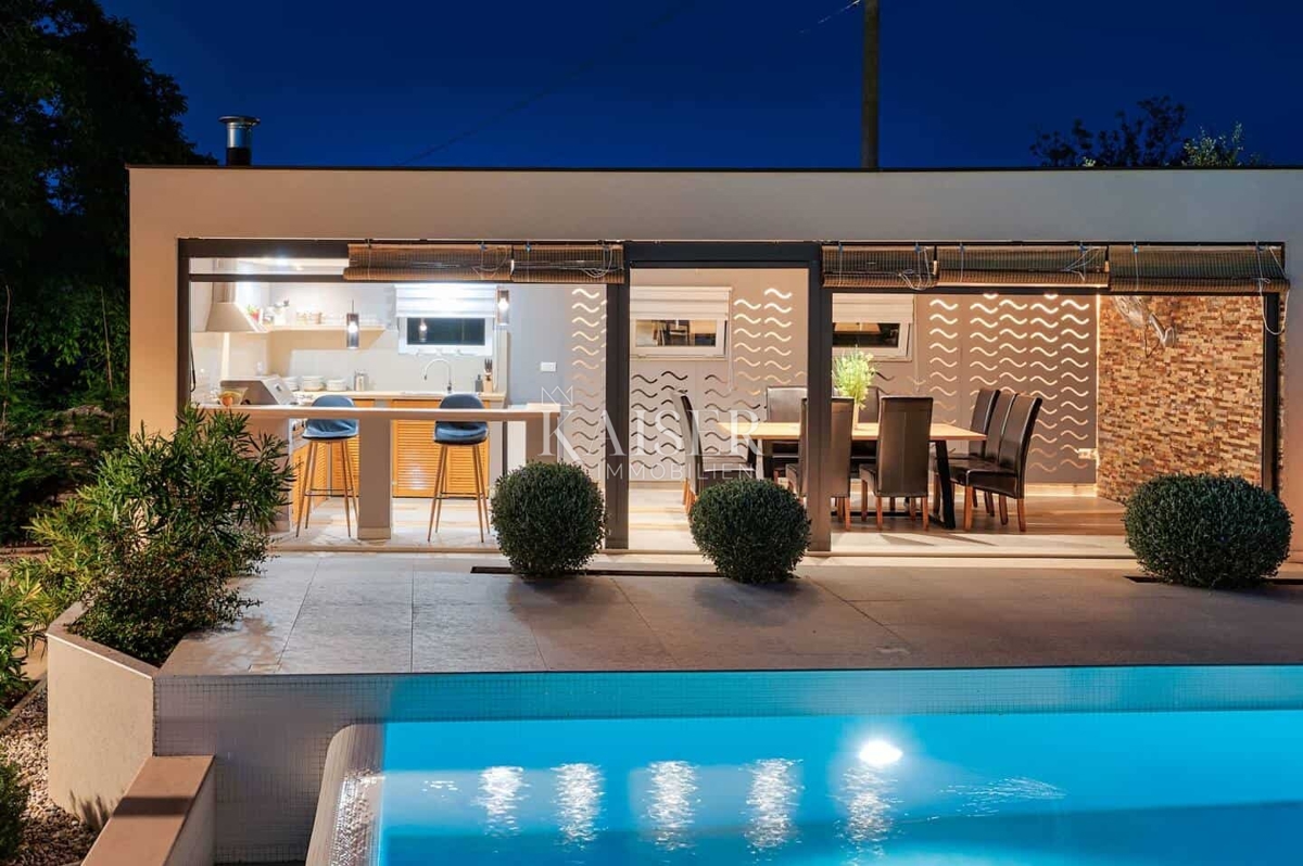 Casa con piscina vicino a Dignano