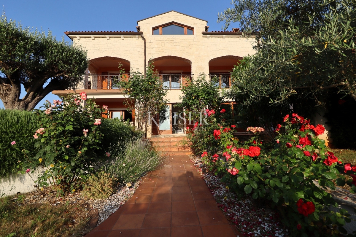 Parenzo, Istria, esclusiva villa bifamiliare in pietra con piscina