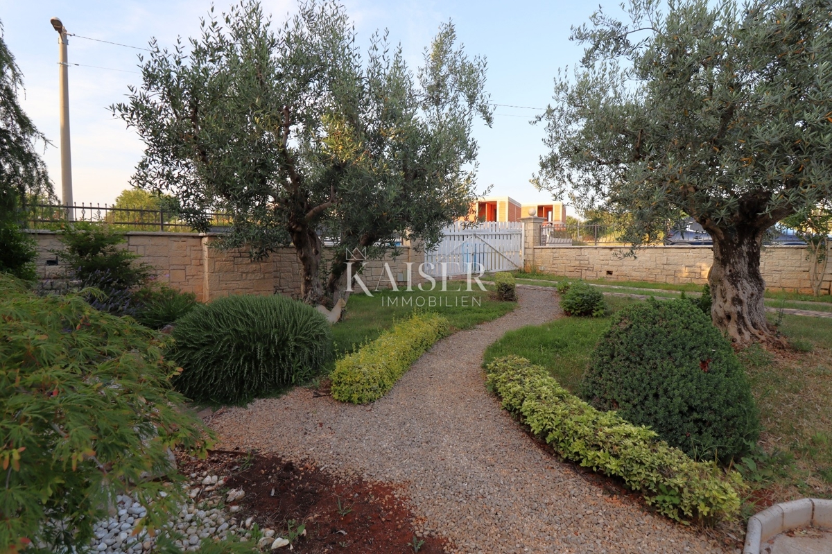 Parenzo, Istria, esclusiva villa bifamiliare in pietra con piscina