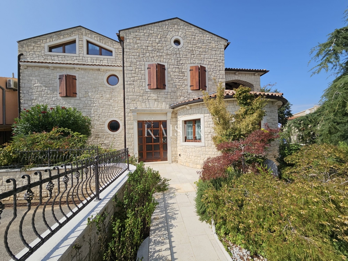 Parenzo, Istria, esclusiva villa bifamiliare in pietra con piscina