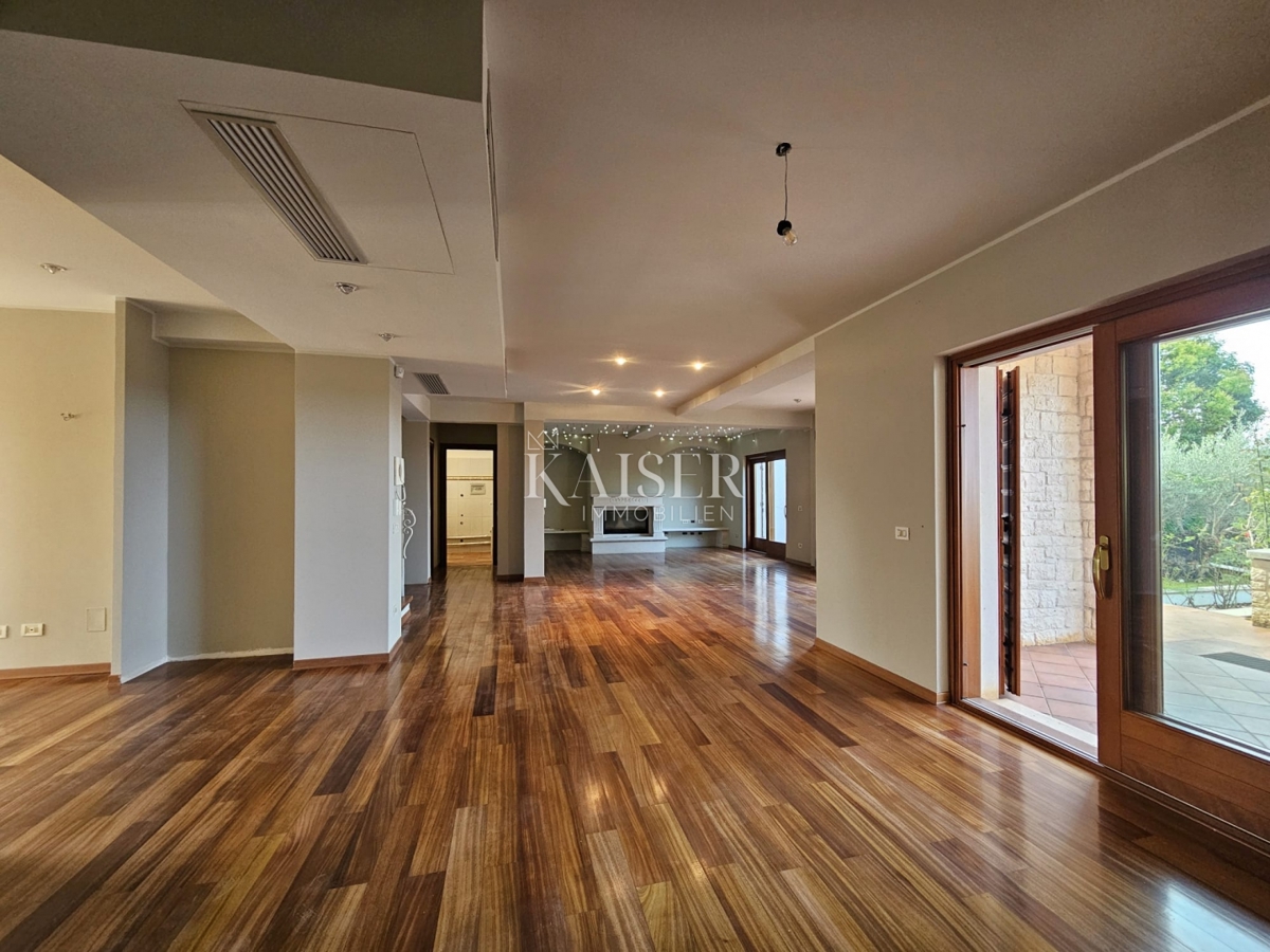 Parenzo, Istria, esclusiva villa bifamiliare in pietra con piscina