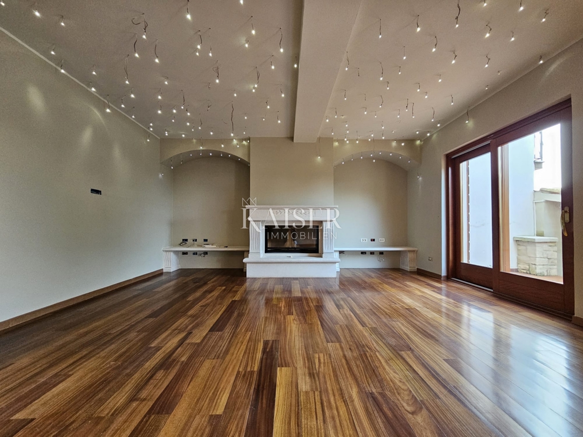 Parenzo, Istria, esclusiva villa bifamiliare in pietra con piscina