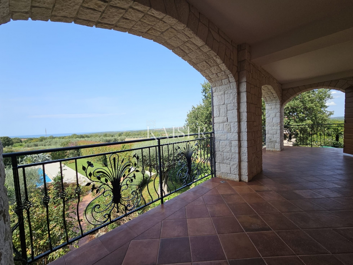 Parenzo, Istria, esclusiva villa bifamiliare in pietra con piscina