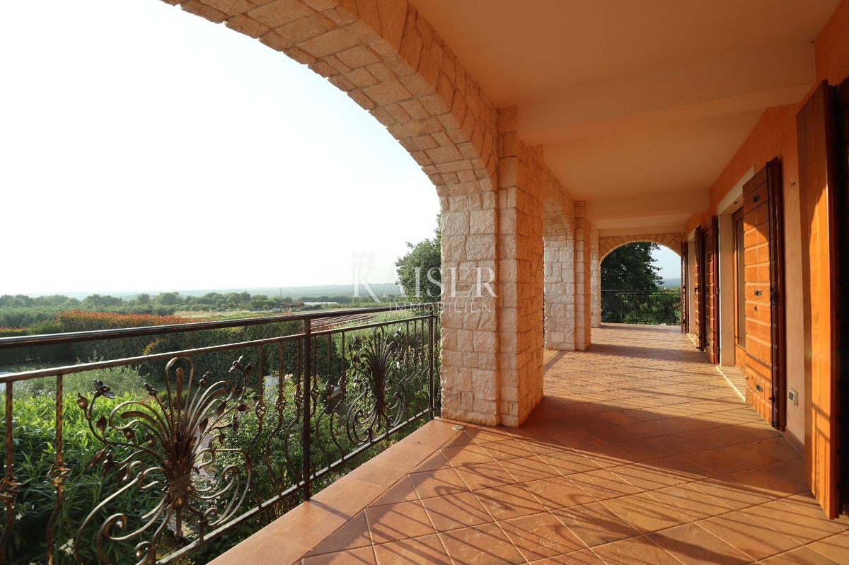 Parenzo, Istria, esclusiva villa bifamiliare in pietra con piscina