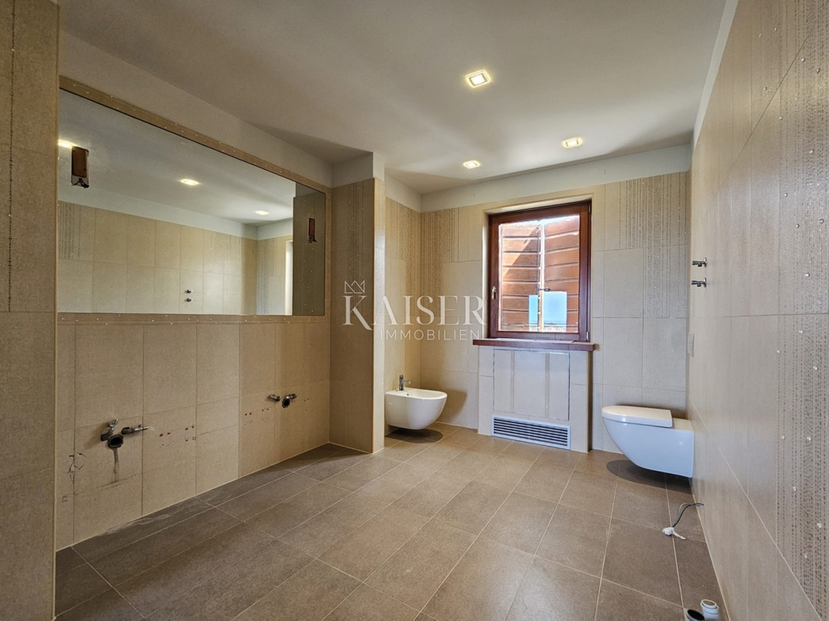 Parenzo, Istria, esclusiva villa bifamiliare in pietra con piscina