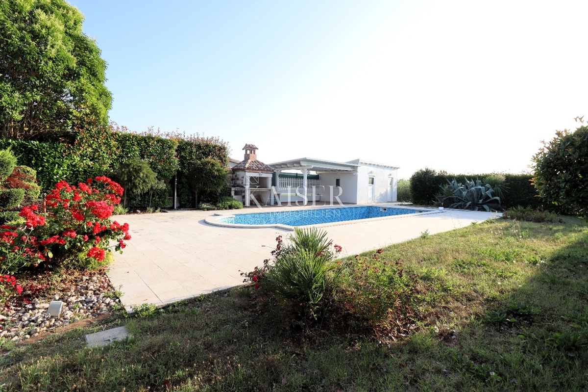 Parenzo, Istria, esclusiva villa bifamiliare in pietra con piscina