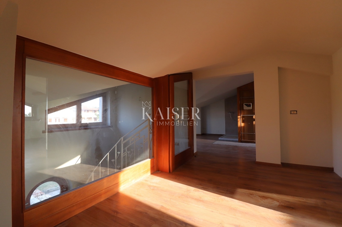 Parenzo, Istria, esclusiva villa bifamiliare in pietra con piscina