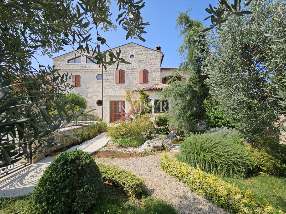 Parenzo, Istria, esclusiva villa bifamiliare in pietra con piscina