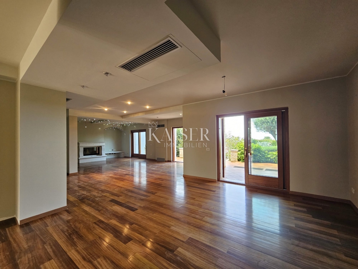 Parenzo, Istria, esclusiva villa bifamiliare in pietra con piscina