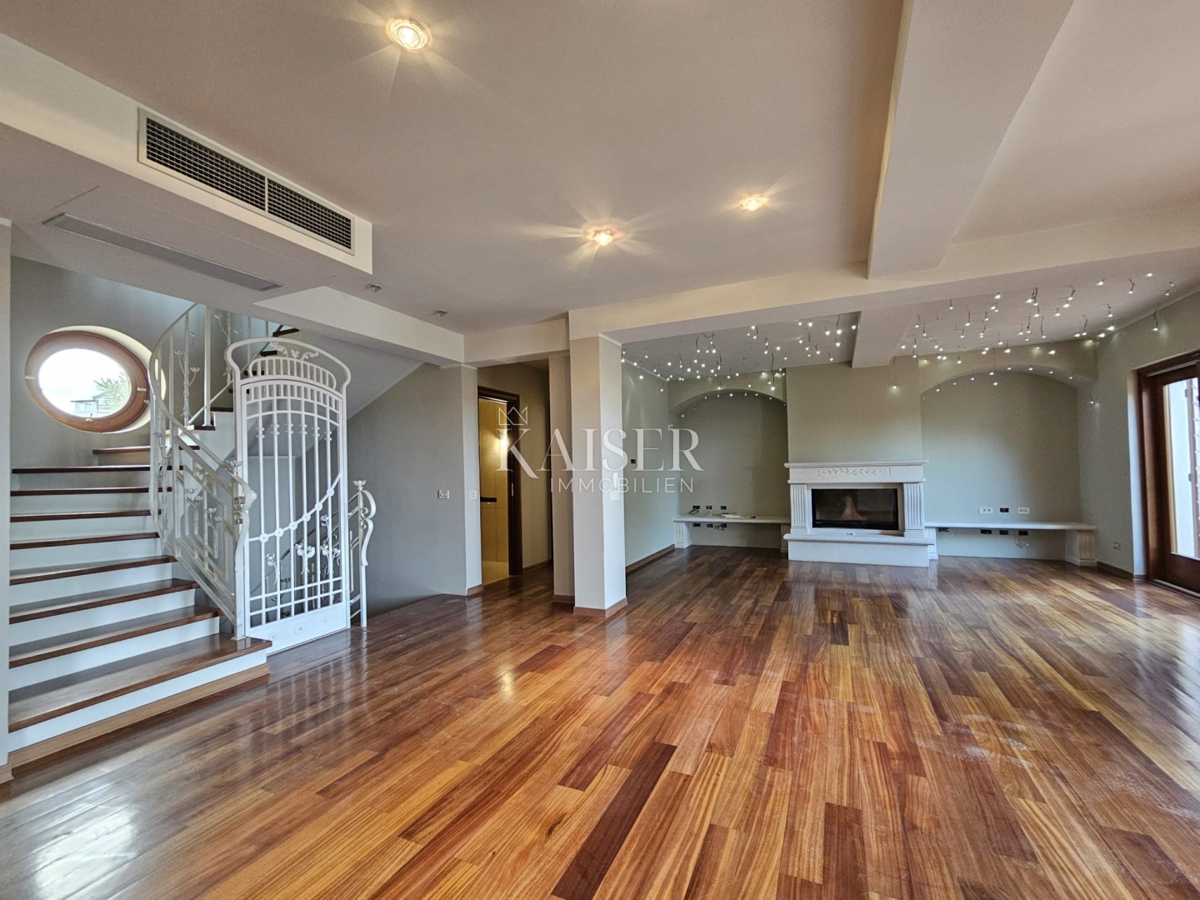 Parenzo, Istria, esclusiva villa bifamiliare in pietra con piscina