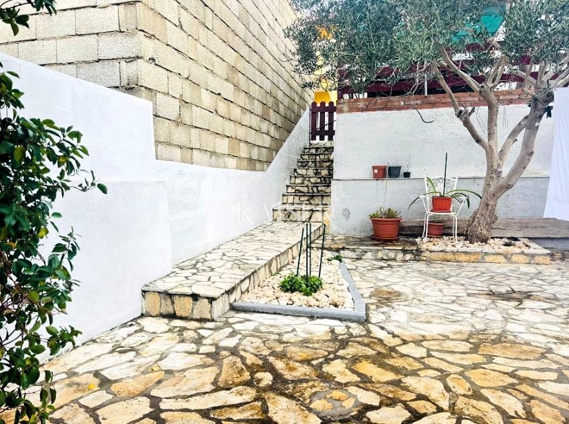 Isola di Pag – Kolan, 2 unità, cortile, parcheggio