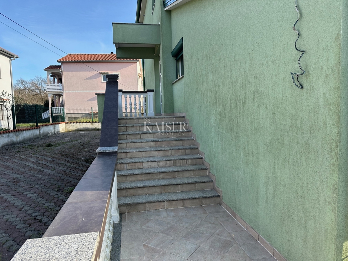 Viškovo - una casa con un grande potenziale in una posizione tranquilla