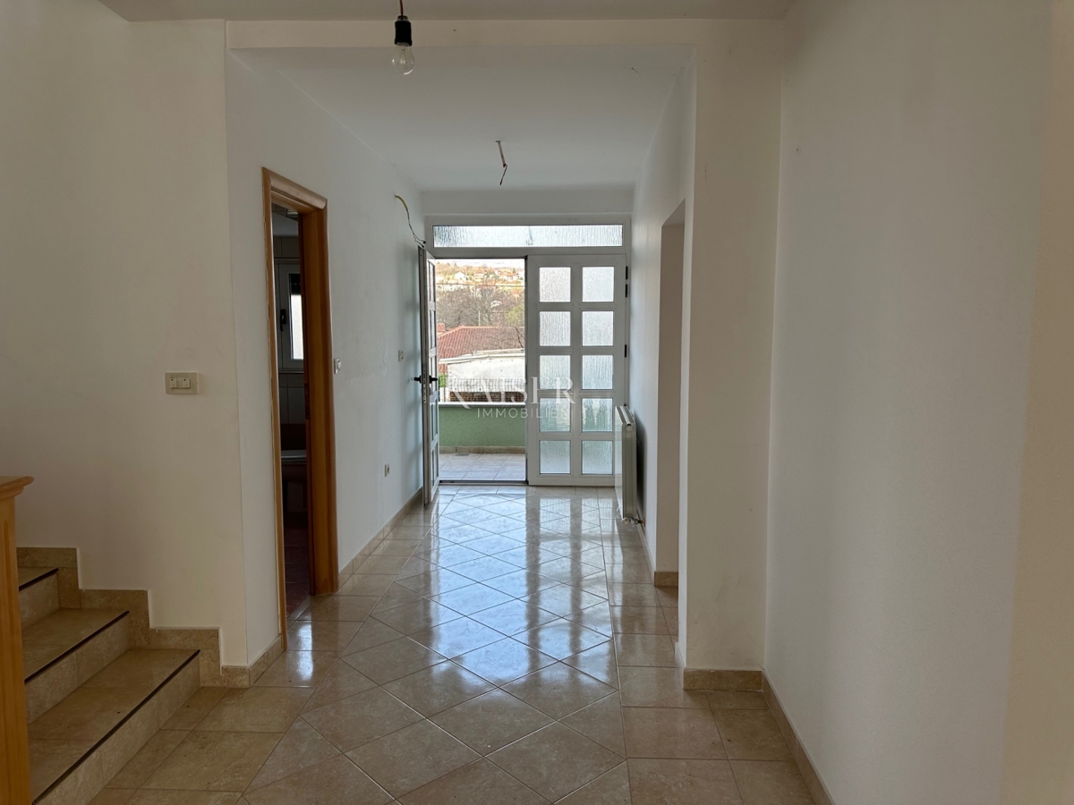 Viškovo - una casa con un grande potenziale in una posizione tranquilla