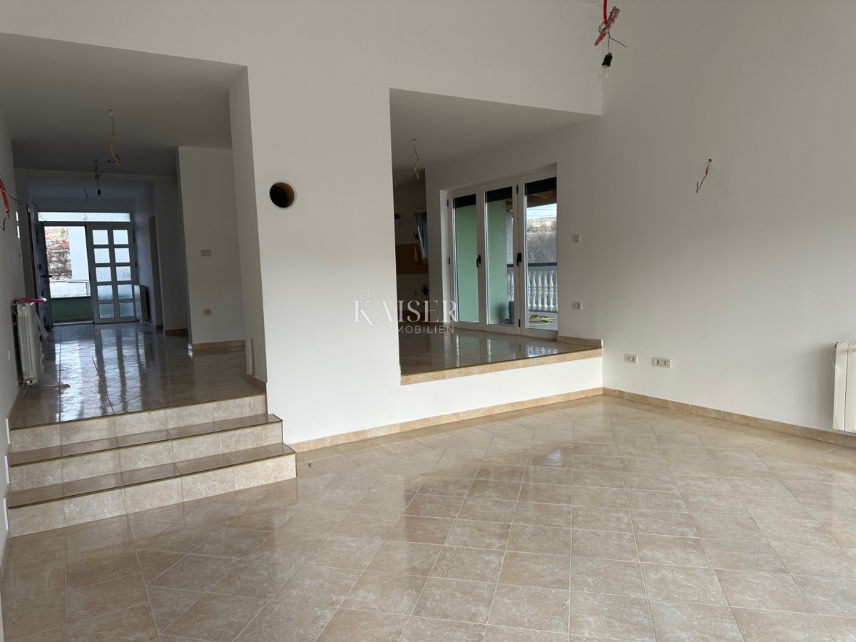 Viškovo - una casa con un grande potenziale in una posizione tranquilla