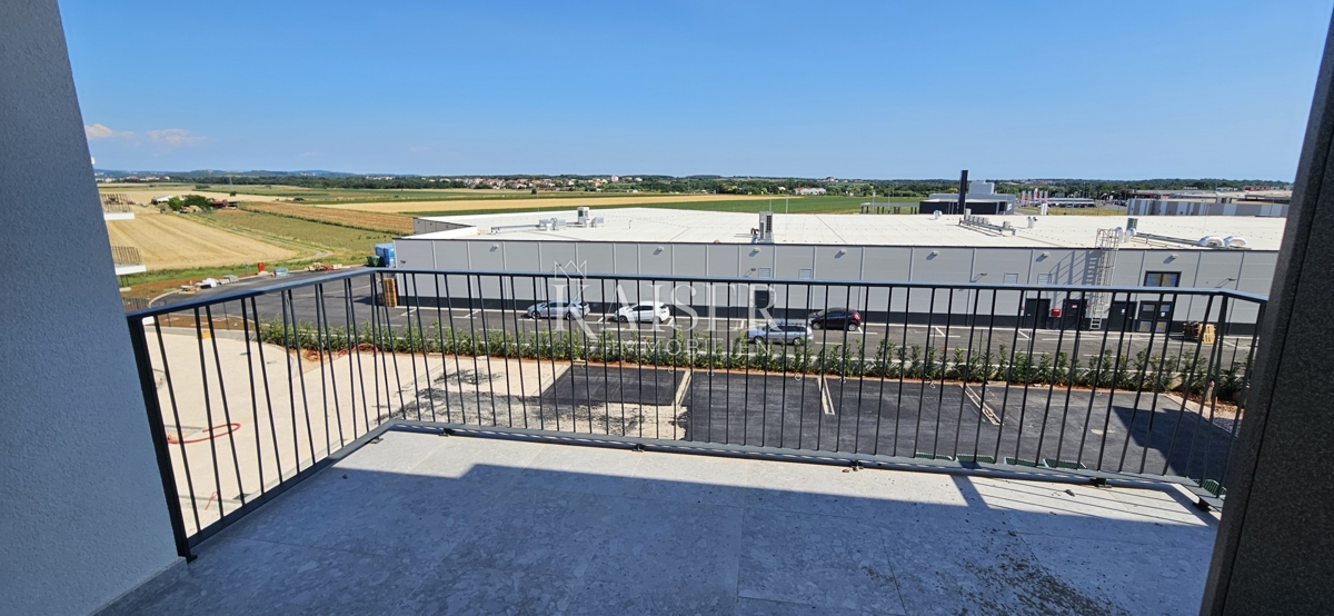 Istria, Umago - appartamento funzionale monolocale in una nuova costruzione, 45m2, primo piano