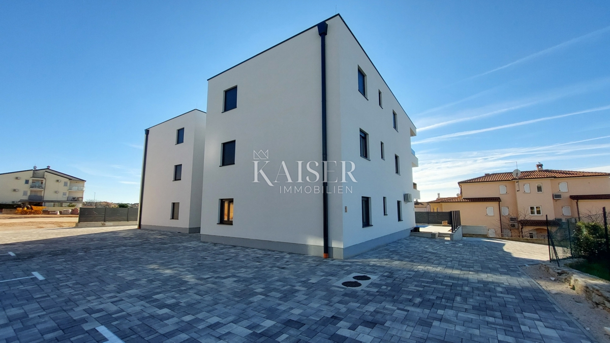Istria, Cittanova - lussuoso appartamento con tre camere da letto e soggiorno, 108 m2, al piano terra, con piscina