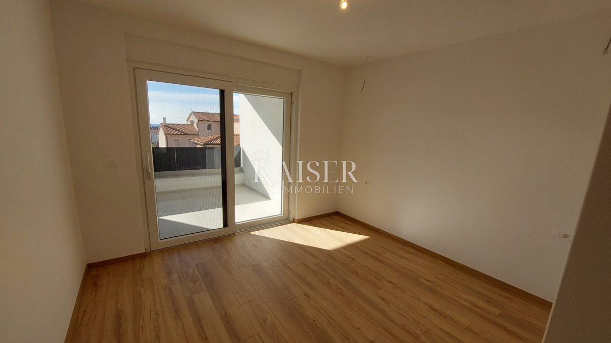 Istria, Cittanova - lussuoso appartamento con tre camere da letto e soggiorno, 108 m2, al piano terra, con piscina