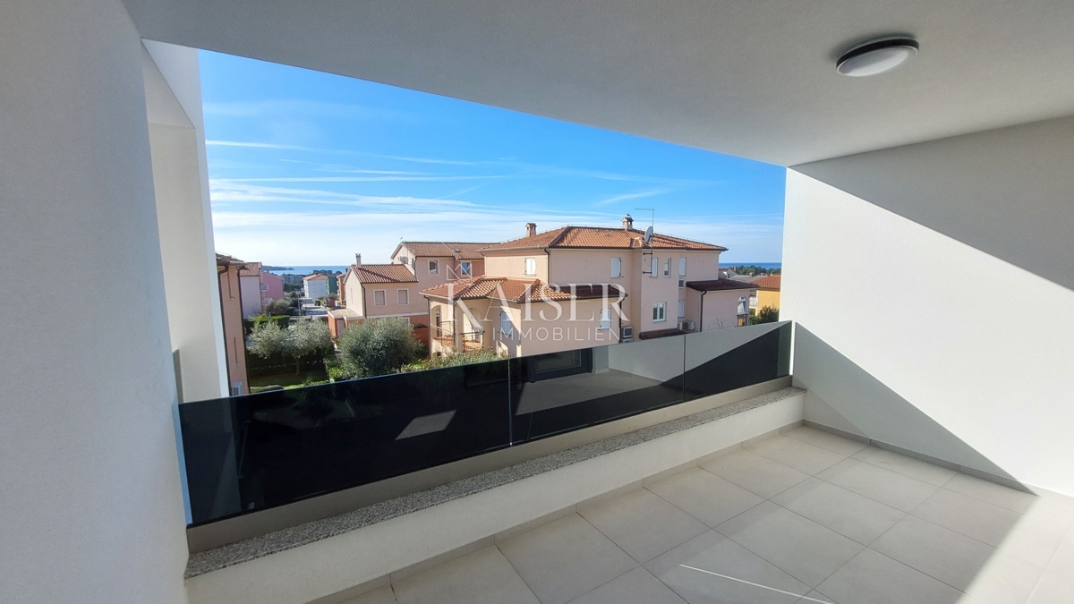 Istria, Cittanova - lussuoso appartamento con tre camere da letto e soggiorno, 108 m2, al piano terra, con piscina