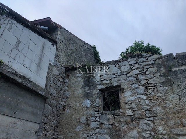 Veli Lošinj, rovine con permesso di costruire