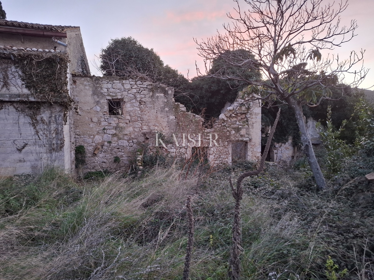 Veli Lošinj, rovine con permesso di costruire