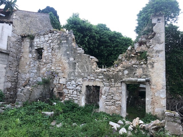 Veli Lošinj, rovine con permesso di costruire