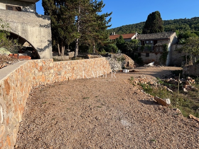 Veli Lošinj, rovine con permesso di costruire