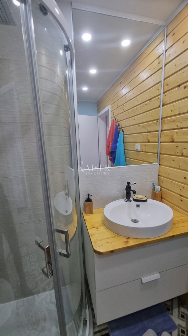 Novi Vinodolski - appartamento con 2 camere da letto + soggiorno con una splendida vista sul mare